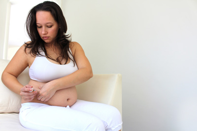Pregnant woman taking insulin