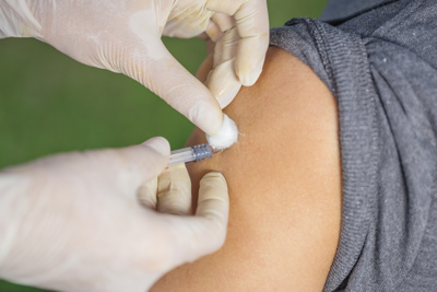 Vaccination jag in persons arm