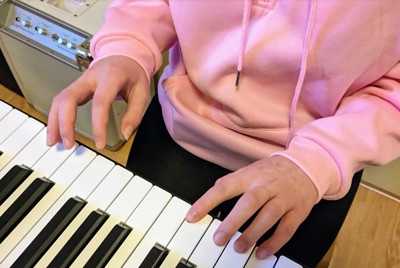 Patient playing a keyboard.