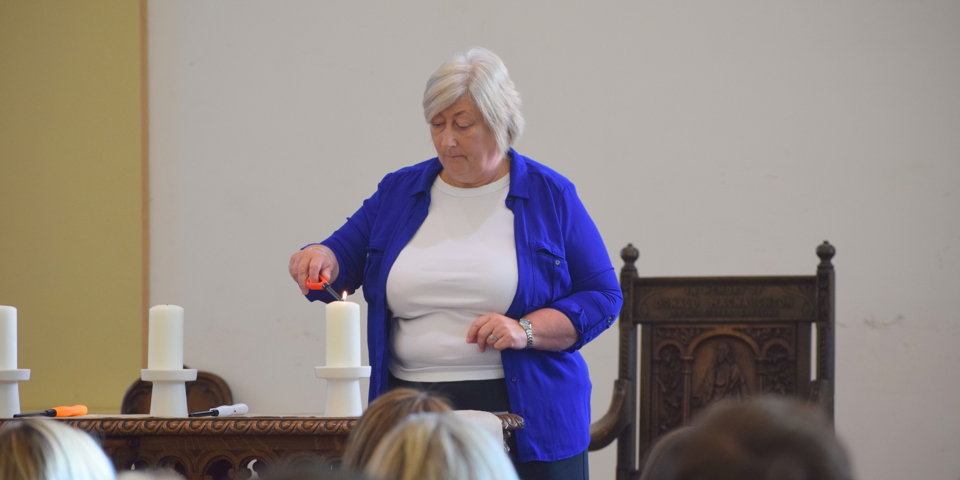 Intensive care nurses lighting a candle at the organ donation memorial event