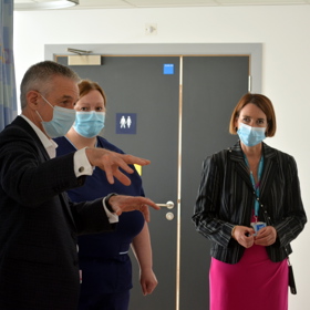 Director of RCN discussing with nurses